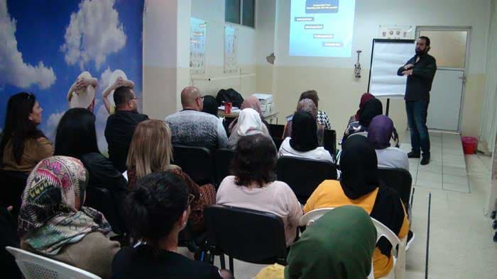 الجامعة العالمية تنظم محاضرة حول أسباب وطرق علاج التشنجات العصبية
